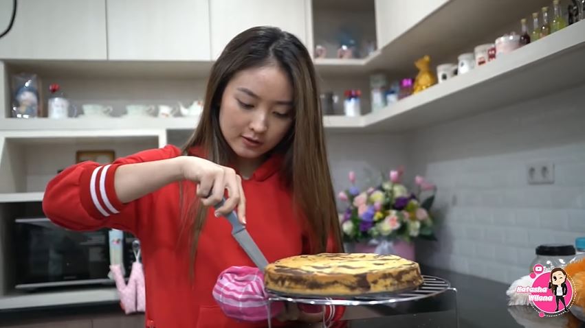 12 Trik Natasha Wilona bikin bolu marmer antigagal, mudah ditiru
