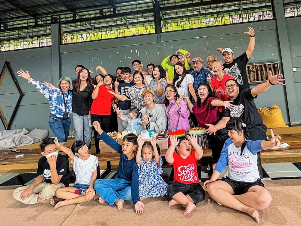 Resmi tunangan, 9 potret kedekatan Sabina Paz & keluarga Rafael Tan