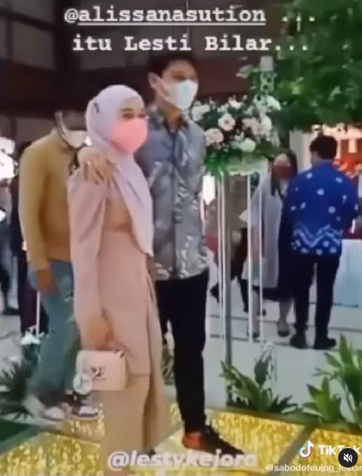 5 Potret Lesty Kejora hadiri kondangan usai melahirkan, anggun menawan