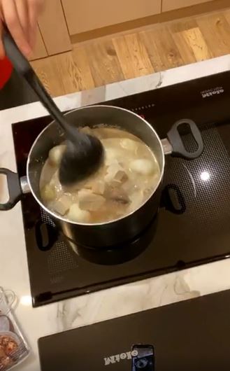 9 Langkah Sandra Dewi bikin opor ayam simpel, cuma 20 menit