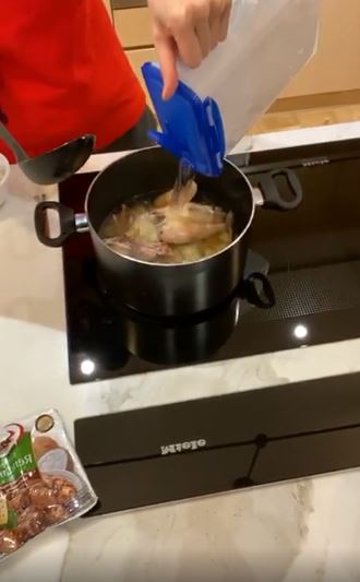 9 Langkah Sandra Dewi bikin opor ayam simpel, cuma 20 menit