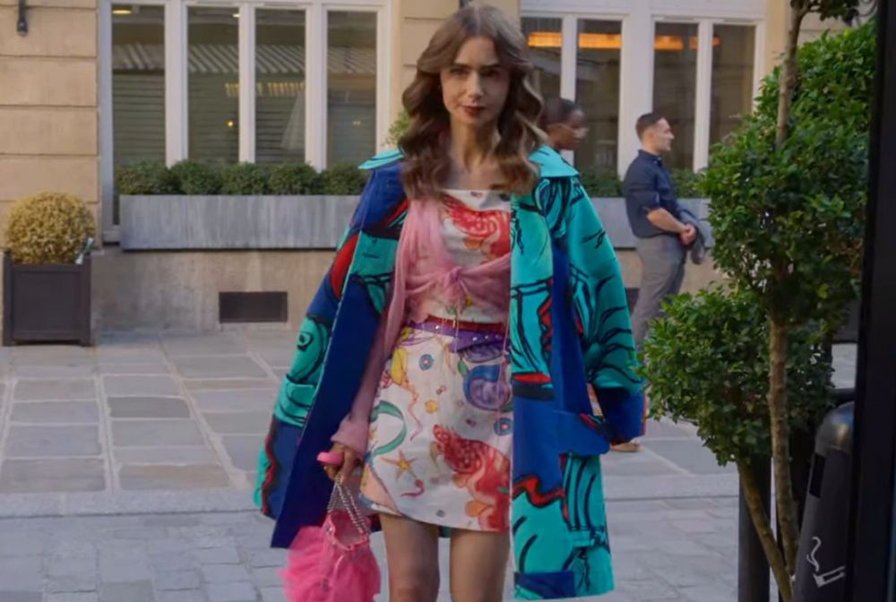 Tabrak warna, intip 9 gaya fashion Lily Collins di Emily in Paris 2