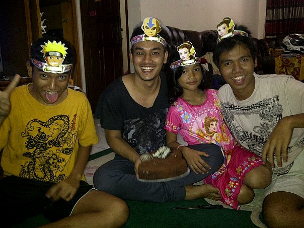 Penampilan lawas Fuji di Facebook sang ibu bikin gemas, ini 11 fotonya