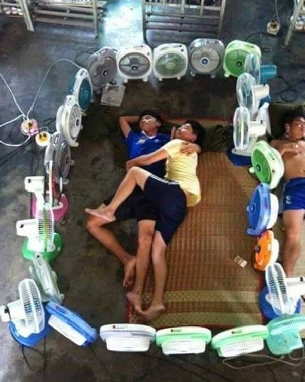 11 Momen lucu yang penting bisa tidur ini kocaknya bikin senyum-senyum