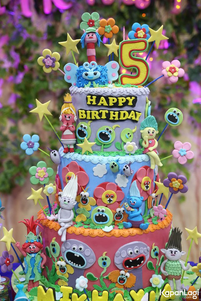 Kue ultah anak 17 seleb bertema series dan film, unik dan lucu