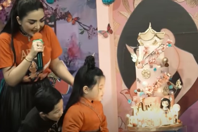 Kue ultah anak 17 seleb bertema series dan film, unik dan lucu