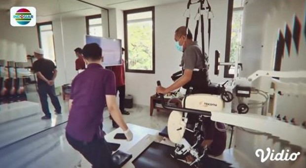 7 Potret terbaru Tukul Arwana usai operasi pendarahan otak