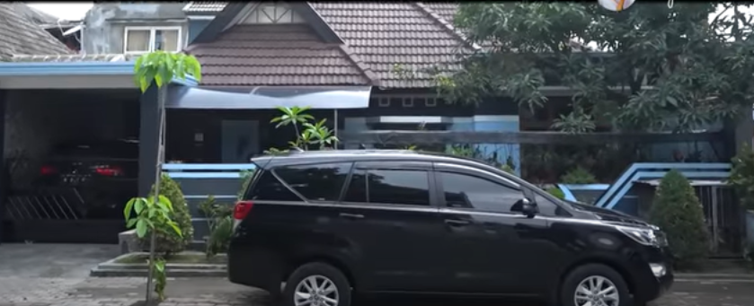 Potret rumah 11 seleb pria di kampung, ada yang di tengah hutan