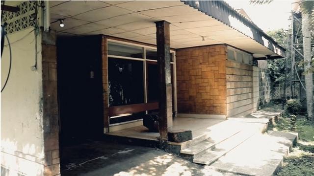 Potret rumah 11 seleb pria di kampung, ada yang di tengah hutan