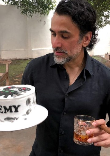 Momen ulang tahun 7 raja sinetron era 90-an, kue Ferry Salim unik