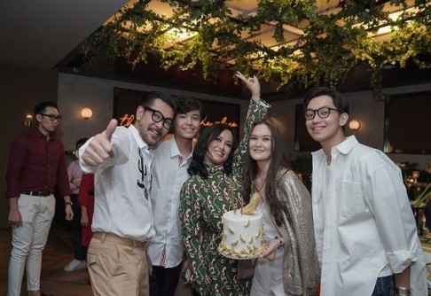 Momen ulang tahun 7 raja sinetron era 90-an, kue Ferry Salim unik