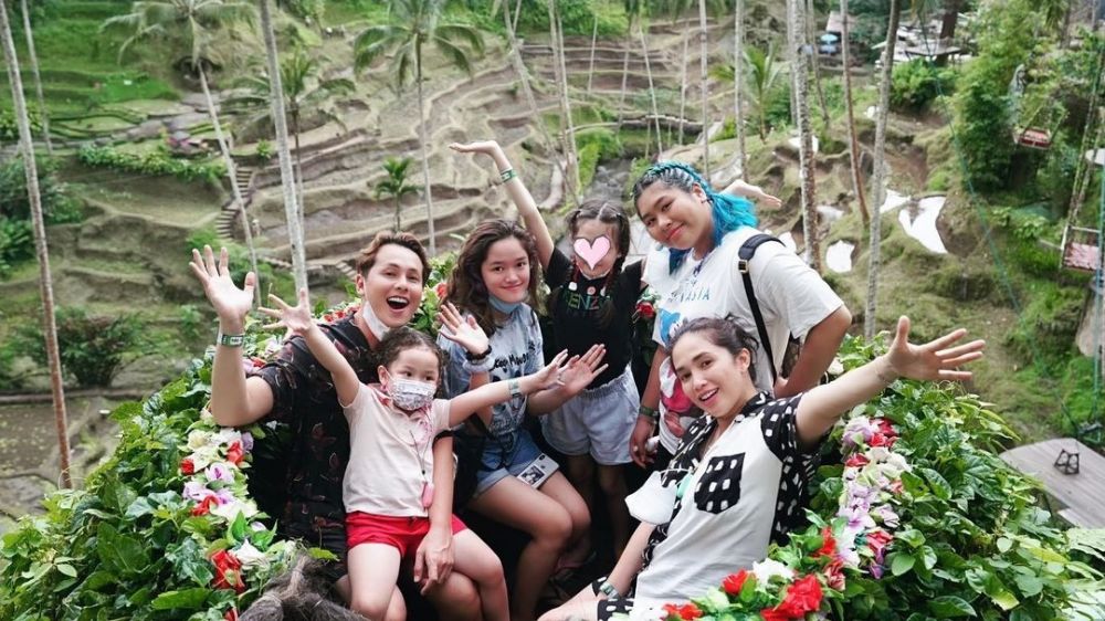 kedekatan Andhika dan 2 putri Ussy berbagai sumber