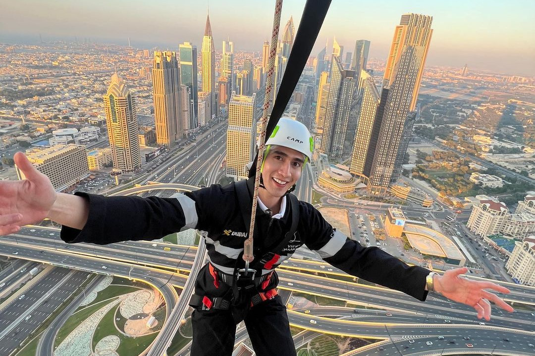 Takut ketinggian, ini 5 momen Verrell Bramasta naik sky view di Dubai