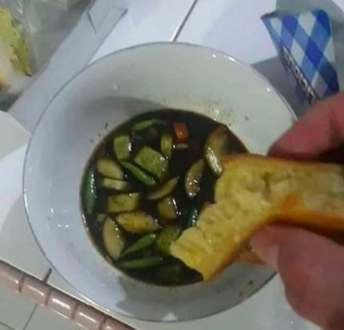 11 Momen nyeleneh orang makan martabak ini bikin gagal laper