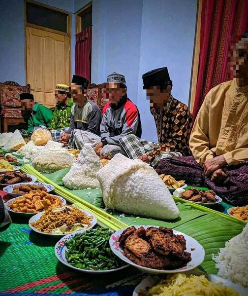 21 Potret lucu 'yang penting makan nasi', orang Indonesia banget