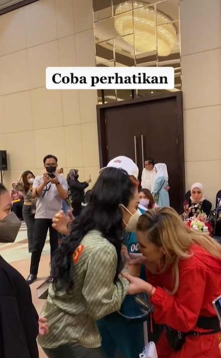 7 Potret akrab Ayu Ting Ting dan Krisdayanti, saling lempar pujian