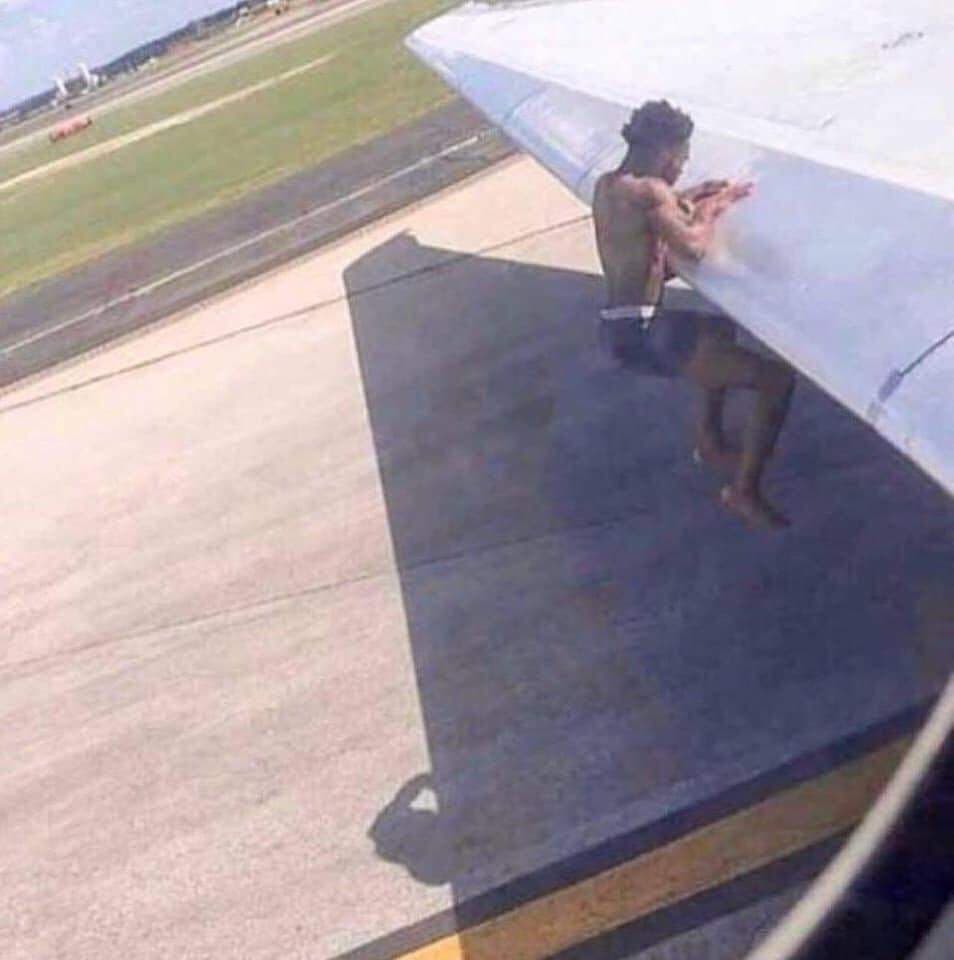 11 Momen lucu orang nggak kebagian tempat duduk, tingkahnya kocak