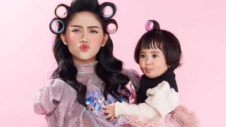 Jadi single mom, ini 7 pemotretan seleb bareng putrinya yang ikonik