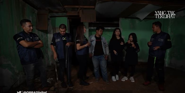 11 Potret Mayang dan Chika ikut acara uji nyali, hampir kesurupan