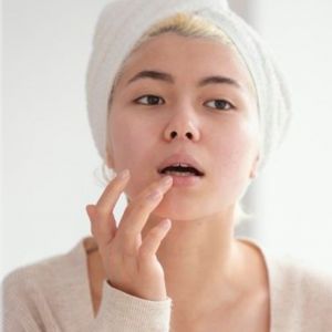 11 Rekomendasi lip serum untuk bibir hitam, bikin cerah dan lembap