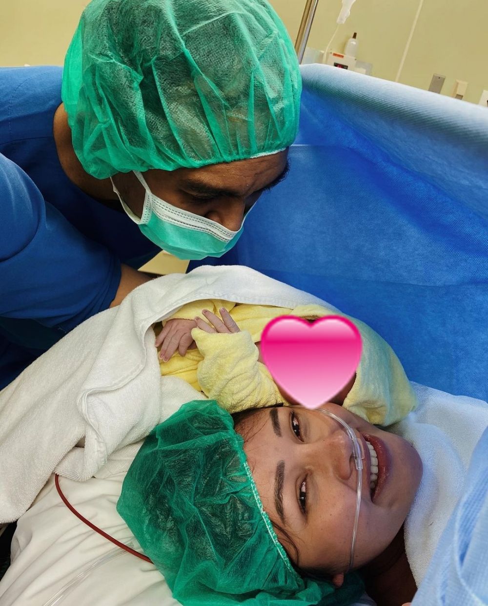 Kisah 8 anak seleb kehilangan orang tua saat bayi, bikin haru