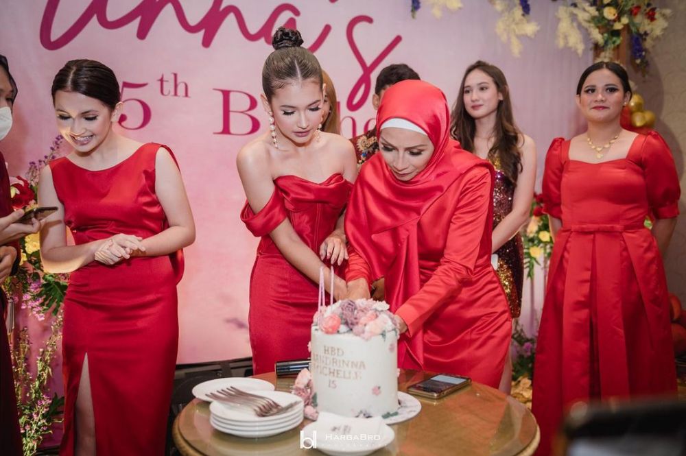 9 Momen ulang tahun ke-15 Sandrinna Michelle, anggun pakai dress merah