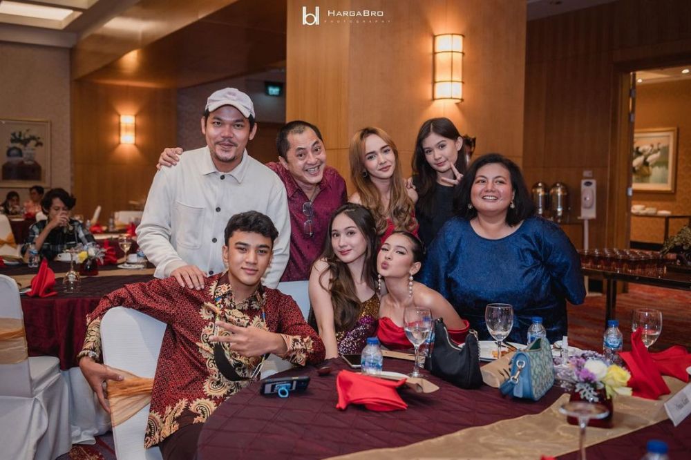 9 Momen ulang tahun ke-15 Sandrinna Michelle, anggun pakai dress merah