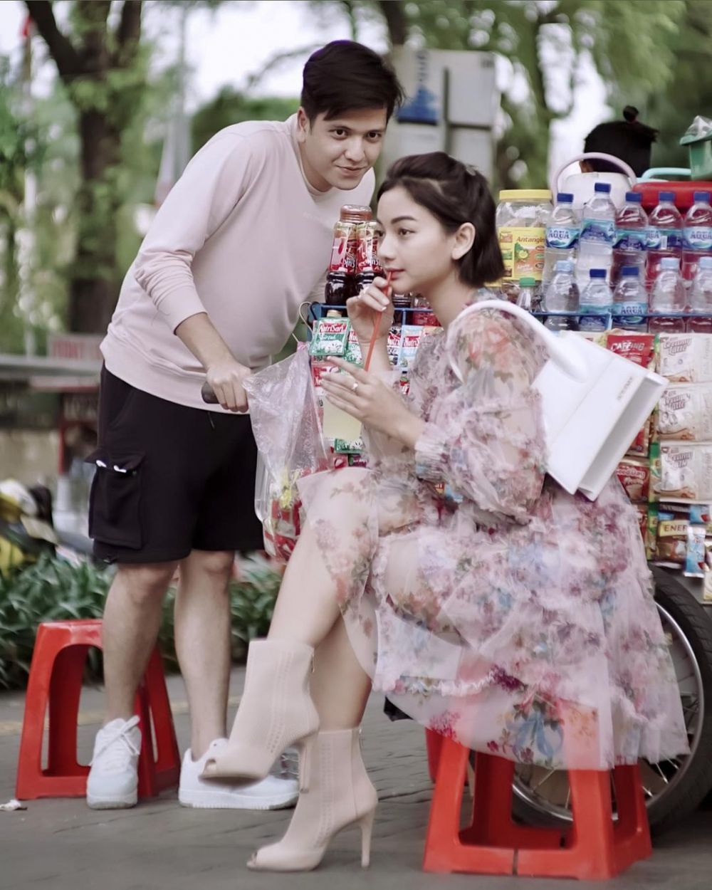 Potret 9 seleb berpose di depan gerobak, Glenca Chysara stylish abis