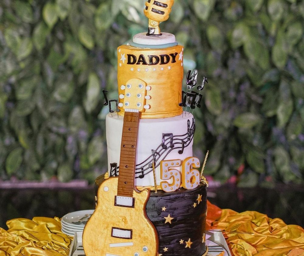 9 Momen ultah ke-56 ayah Via Vallen, penampilan sang ibu jadi sorotan