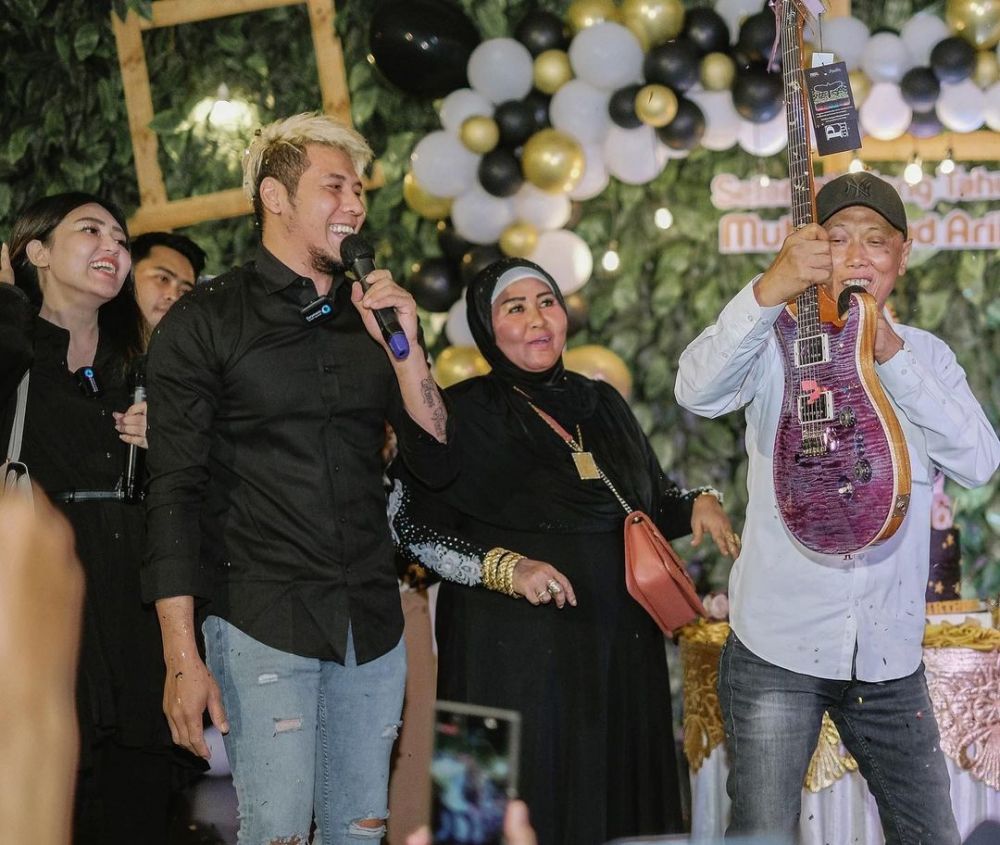 9 Momen ultah ke-56 ayah Via Vallen, penampilan sang ibu jadi sorotan