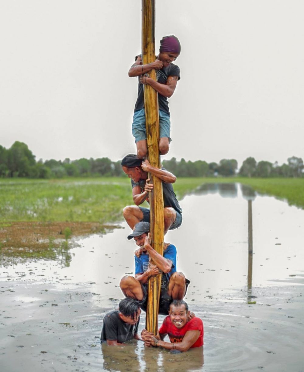 11 Ekspresi orang ikut lomba panjat pinang yang bikin ketawa sendiri