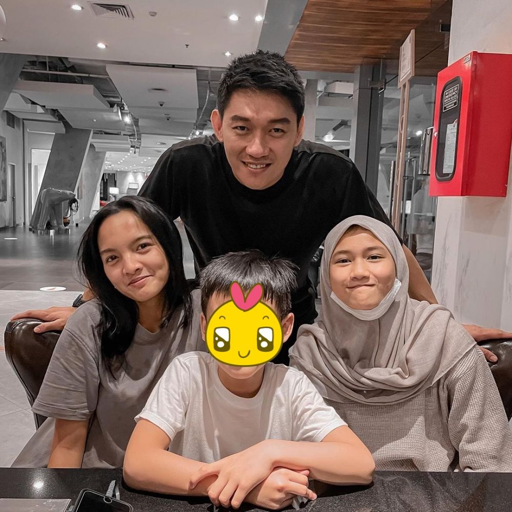 Momen 8 vokalis band bareng putrinya yang sudah dewasa, sweet abis