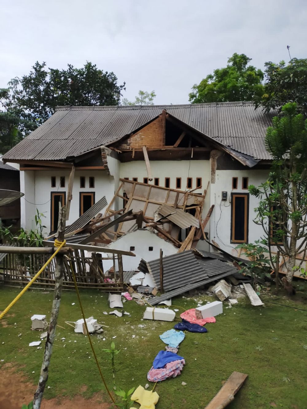 9 Potret dampak gempa bumi di Banten, genteng berjatuhan & rumah roboh