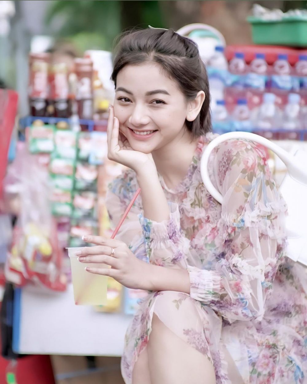 7 Pesinetron ini tak gengsi jajan di PKL, gaya Glenca Chysara simpel