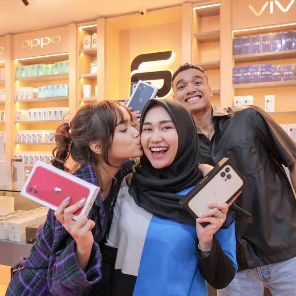 11 Momen kedekatan Fuji dengan para crazy rich, jadi tempat curhat