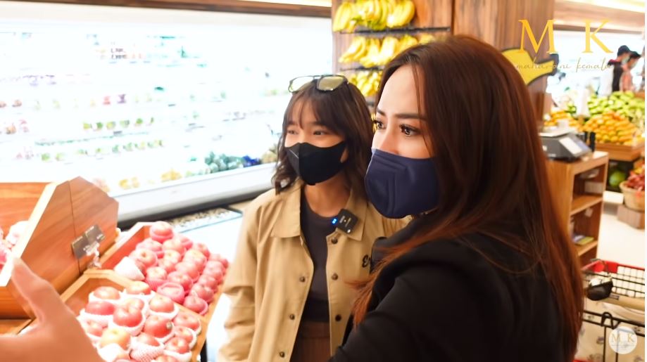 11 Momen kedekatan Fuji dengan para crazy rich, jadi tempat curhat