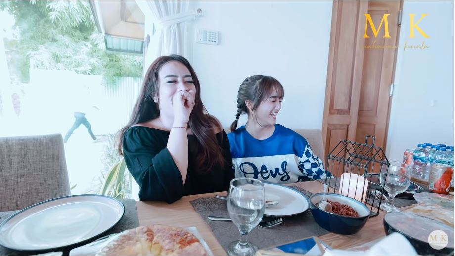 11 Momen kedekatan Fuji dengan para crazy rich, jadi tempat curhat