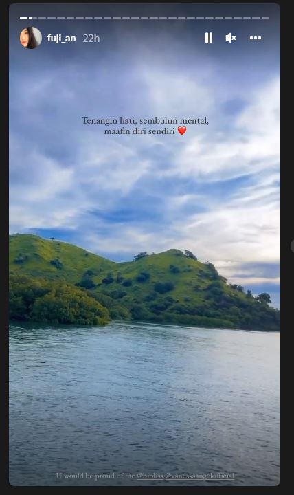 7 Potret Fuji liburan di Lombok, rindukan mendiang Bibi dan Vanessa