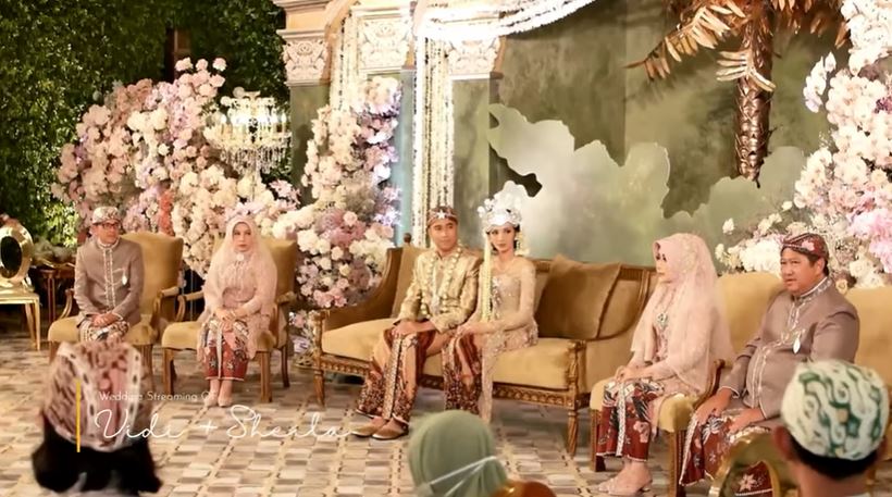 7 Potret dekorasi pernikahan Vidi Aldiano dan Sheila Dara, serba gold