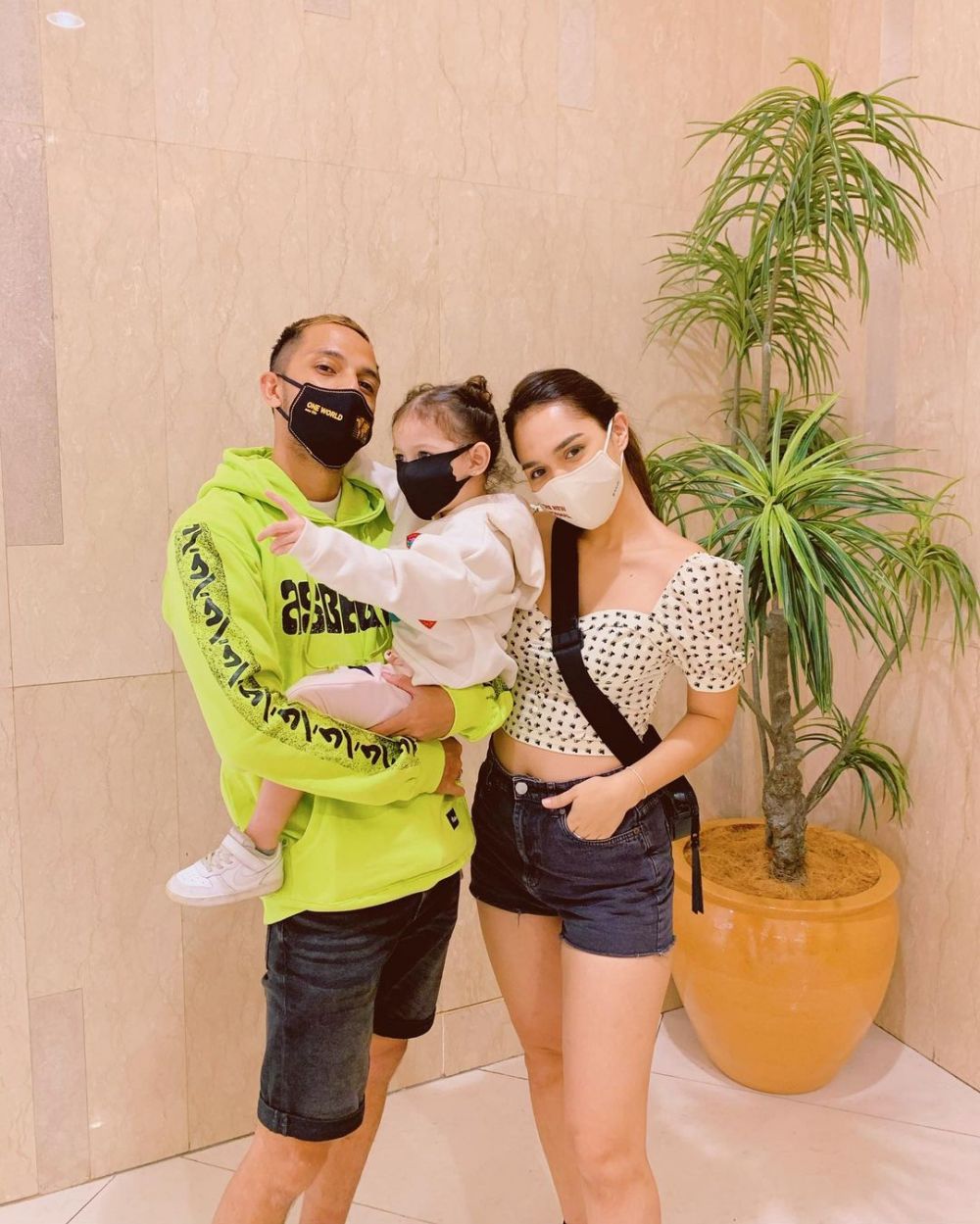 Beda usia 11 tahun, ini 11 momen mesra Lola 'Layangan Putus' dan suami