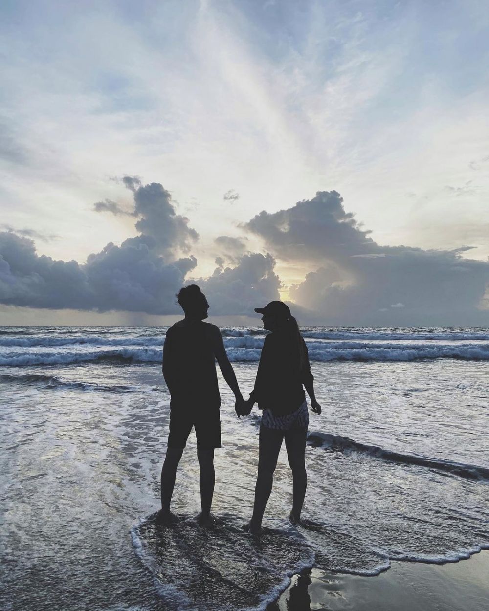 Beda usia 11 tahun, ini 11 momen mesra Lola 'Layangan Putus' dan suami