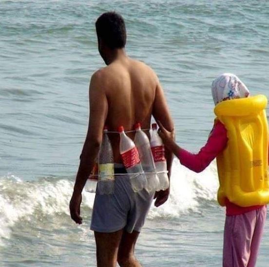 9 Momen orang lindungi diri pakai benda seadanya, kreatif tapi lucu