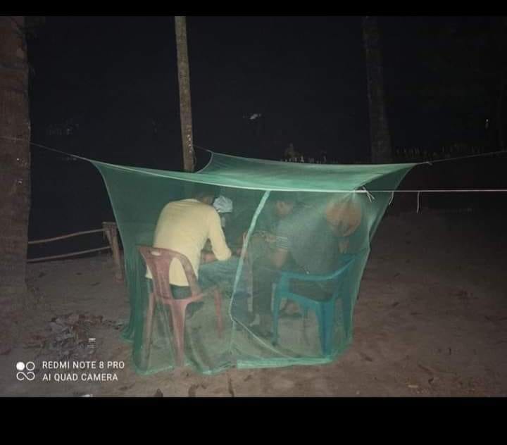 9 Momen orang lindungi diri pakai benda seadanya, kreatif tapi lucu