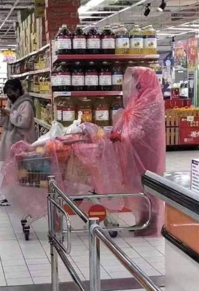 9 Momen orang lindungi diri pakai benda seadanya, kreatif tapi lucu