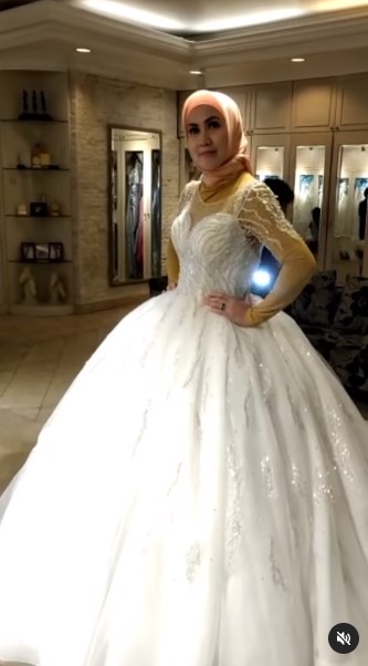 Venna Melinda fitting gaun pernikahan, modelnya tuai kritikan