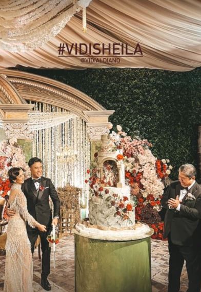 7 Potret detail wedding cake Vidi Aldiano-Sheila Dara, unik dan elegan