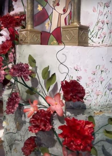 7 Potret detail wedding cake Vidi Aldiano-Sheila Dara, unik dan elegan