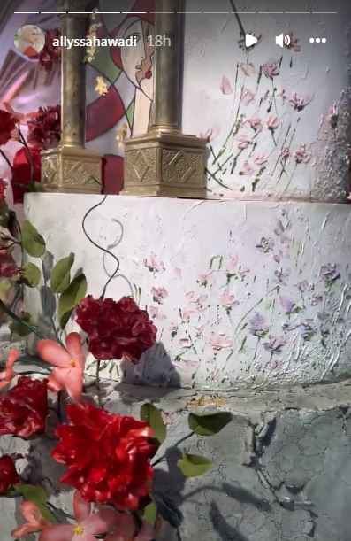 7 Potret detail wedding cake Vidi Aldiano-Sheila Dara, unik dan elegan