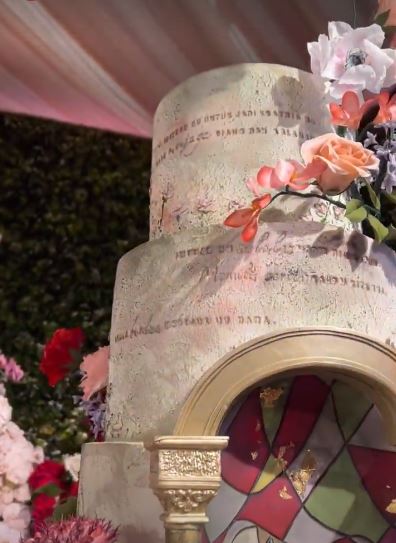 7 Potret detail wedding cake Vidi Aldiano-Sheila Dara, unik dan elegan
