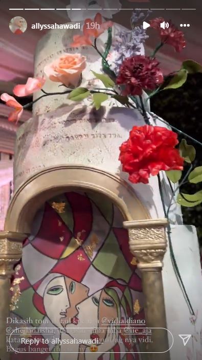 7 Potret detail wedding cake Vidi Aldiano-Sheila Dara, unik dan elegan